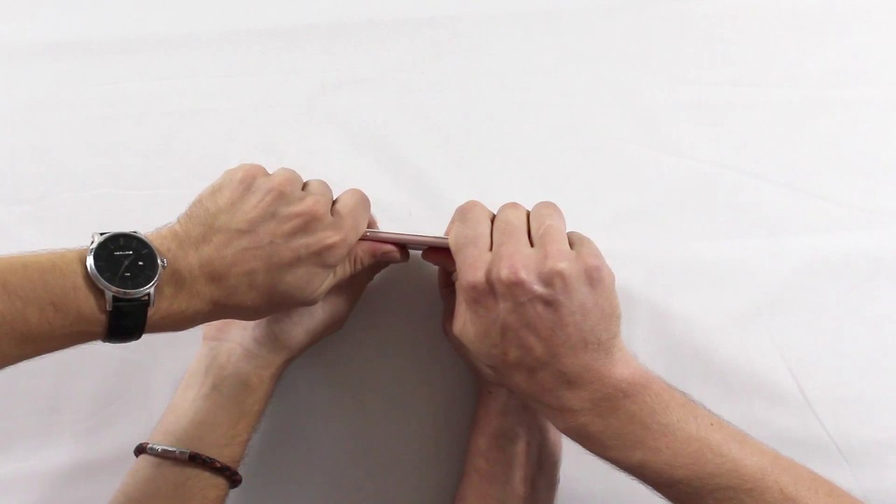 This Guy proves the new iPhone 6s Plus doesn't Bend! Apple 2015