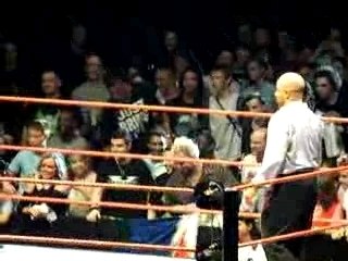 Maria enleve son tee shirt