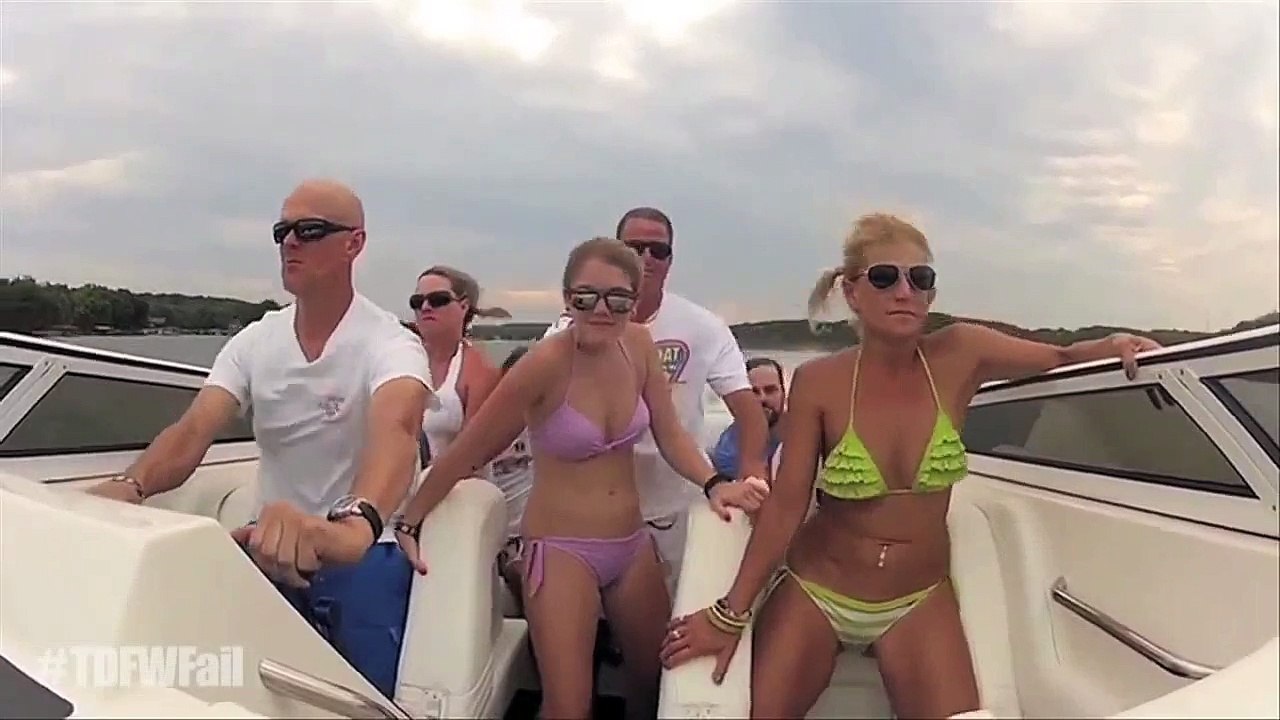 Tournez Vers Le Bas Pour Ce Fail - Bikini Girls Bateau Crash Remix - Original #TDFWFail