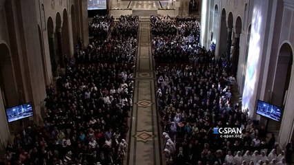 Le pape fait son entrée comme une star du catch... WWE parodie