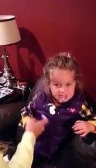 Une petite fille qui ne mangera plus jamais de chantilly de sa vie... FAIL