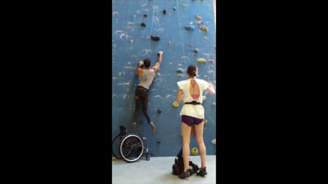 Un homme paralysé des 2 jambes escalade un mur à la force des bras... Dingue!!!