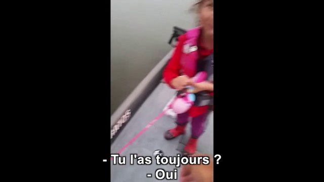 Une petite fille attrape un poisson avec sa canne à pêche barbie