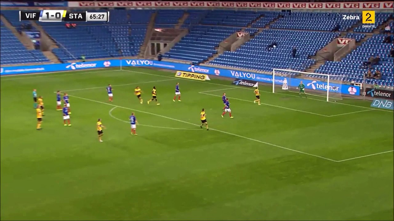 Football - Un gardien de but norvégien marque un coup franc... du milieu du terrain