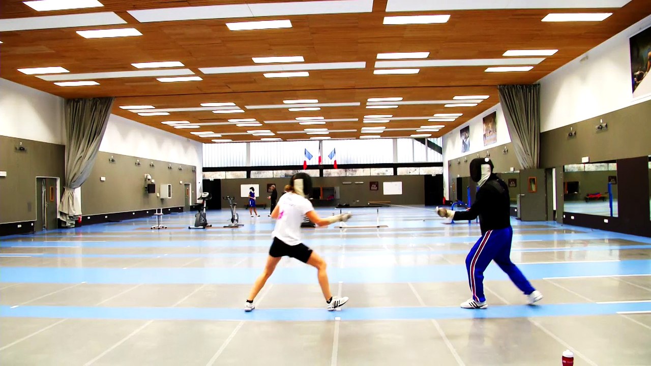 Vincent Parisi Initie la chanteuse VITAA au Fleuret en Escrime avec la Championne Astrid Guyart sur BeiN Sports.