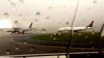 Bolt of lightning strikes Delta Airlines plane during thunderstorms at Atlanta airport - Video Dailymotion
