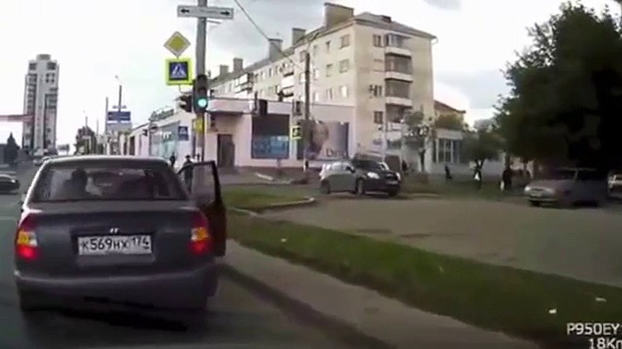 【海外衝撃事故動画】自動車事故の決定的瞬間をまとめました