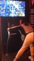 Fille effrayée en lunettes 3D