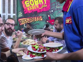 Le Caire: dans les quartiers pauvres, les gargotes attirent l'élite