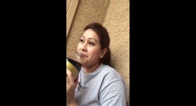 La réaction d'une fille qui boit du Pepsi pour la première fois