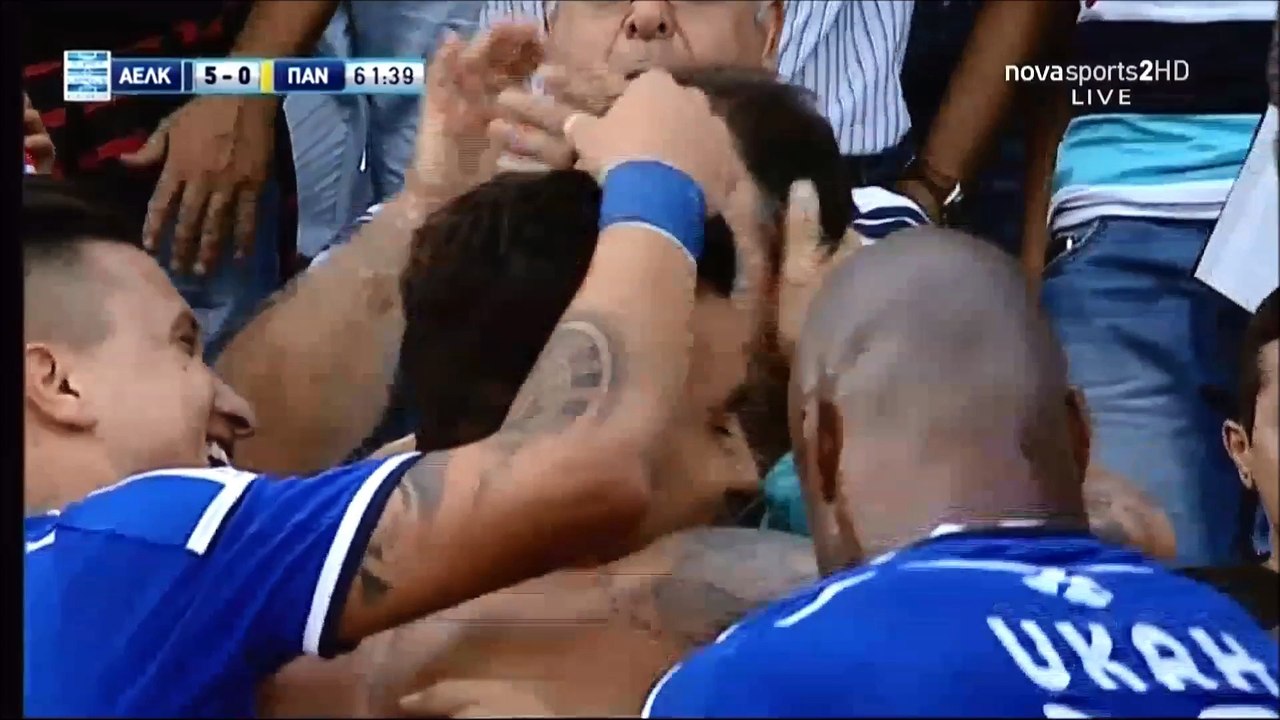Πανηγύρισε φορώντας τα γυαλιά του προέδρου!