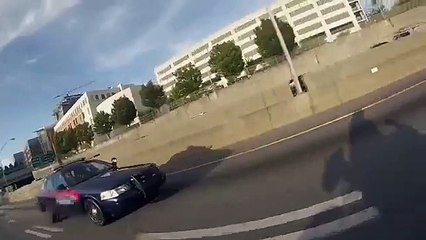 Toda a gente sabe que policia deve ser respeitada bem este motociclista parece que não!