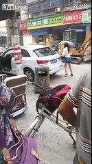 Mulher furiosa destroi totalmente o seu Audi Q3 porque era pequeno!!!
