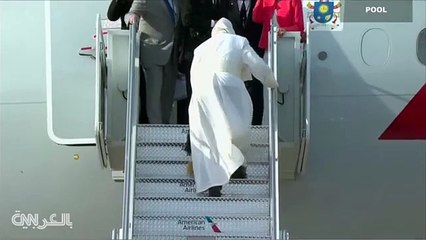 بالفيديو.. البابا فرنسيس يتعثر أثناء صعود الطائرة - منتديات هنا العراق