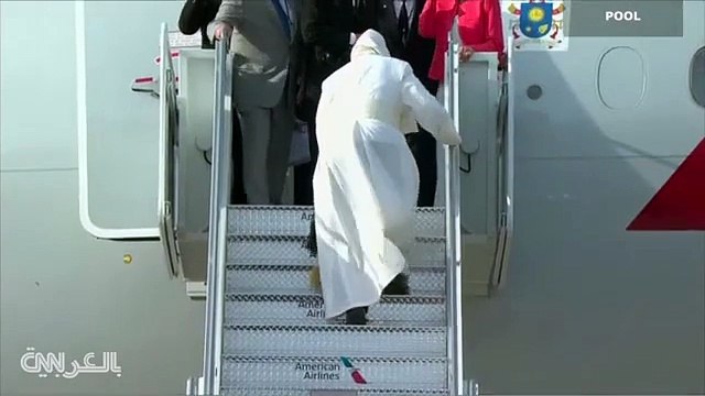 بالفيديو.. البابا فرنسيس يتعثر أثناء صعود الطائرة - منتديات هنا العراق