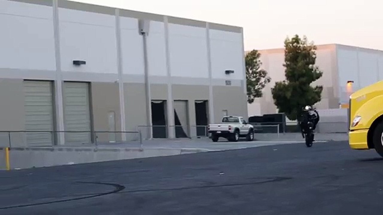 Cai de uma forma estúpida mas safa-se de uma forma muito pior...