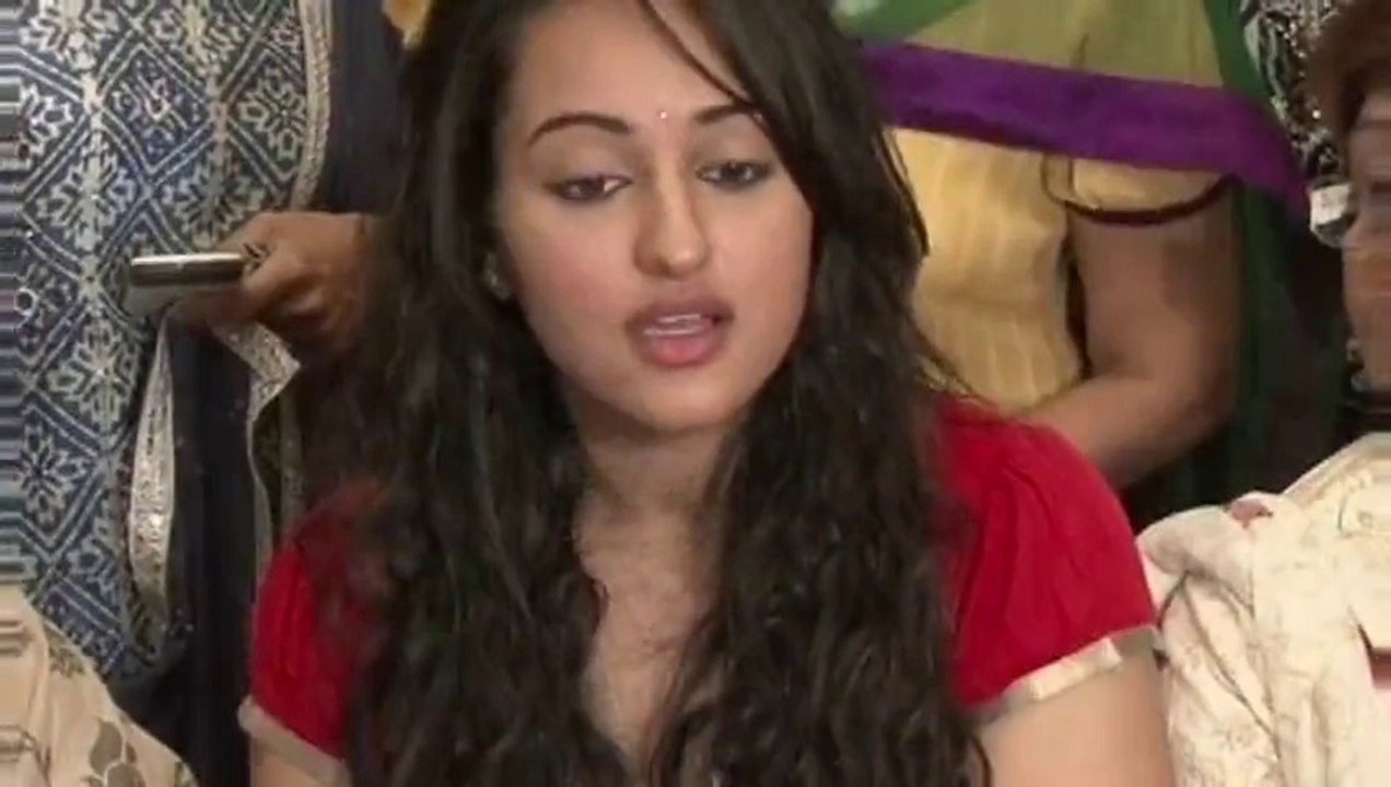 OMG! Sonakshi Sinha Slaps Kareena Kapor