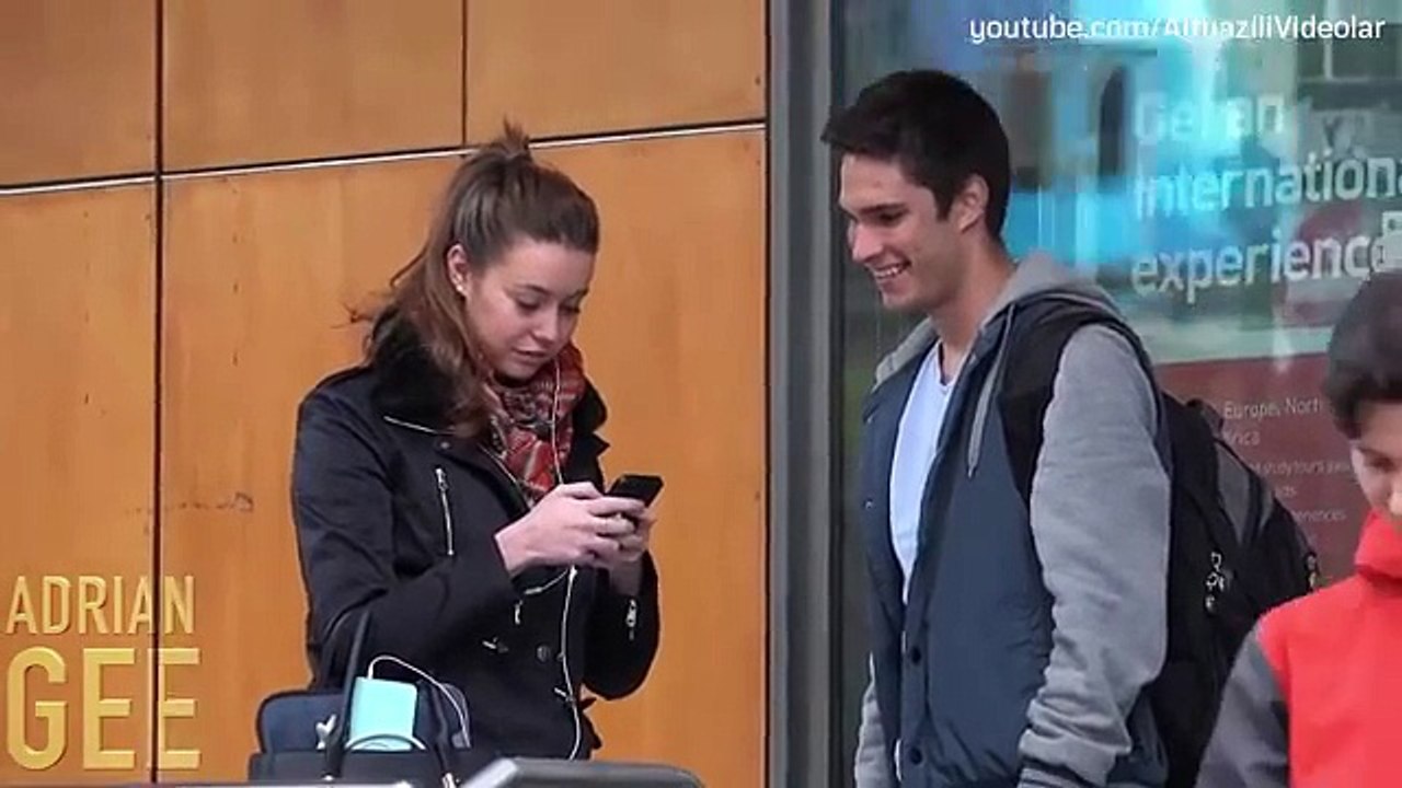 Yabancı Dil Konuşarak Kızlardan Numara Almak (Altyazılı)
