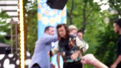 One Direction waving at Fans on GMA (4.8.15)