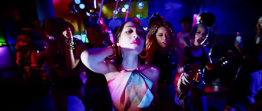 エドウイン CM 女豹の首筋にキス！