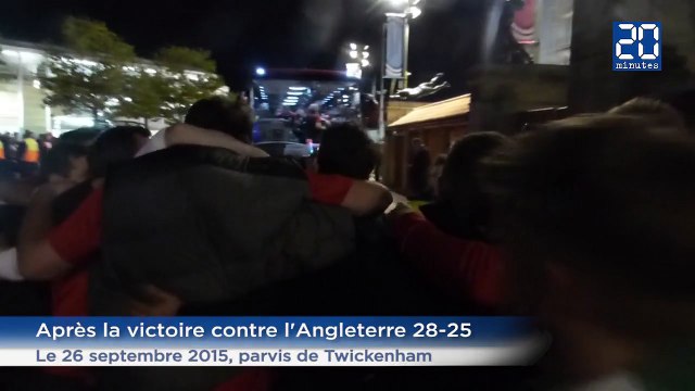 Les supporters gallois chantent du Tom Jones devant le bus de leur équipe