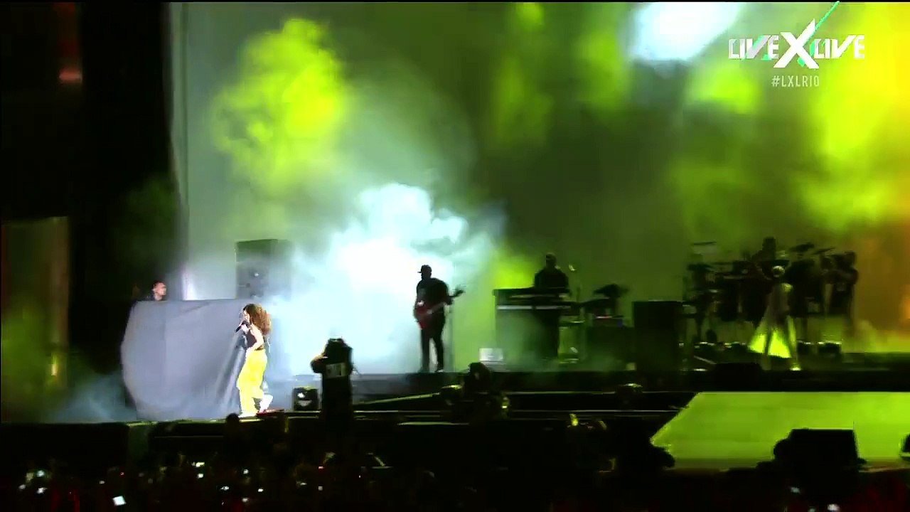Rihanna performing "Live Your Life" at Rock in Rio 2015