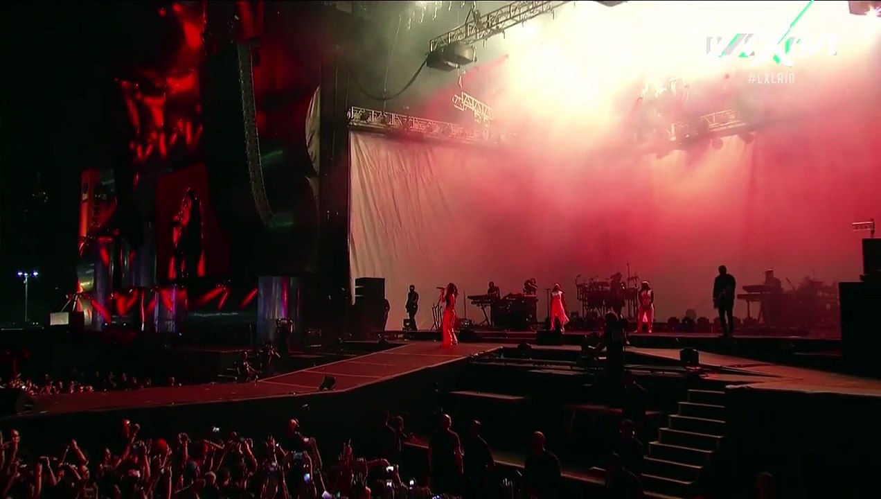Rihanna singing with the crowd at Rock in Rio 2015