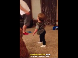 Hamile Annesinin Yürüyüşünü Taklit Eden Bebek