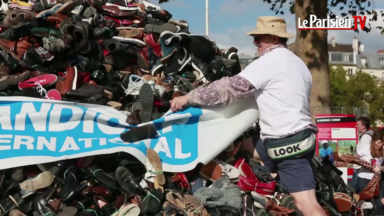Une pyramide de chaussures contre les bombardements de civils