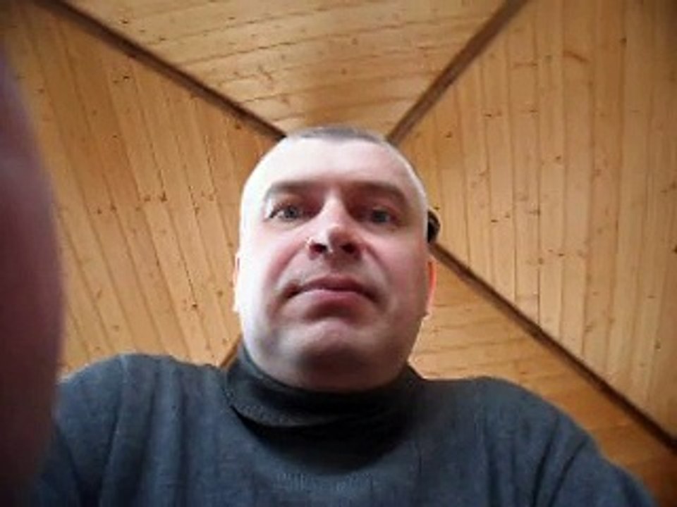 Мужчина в беседке