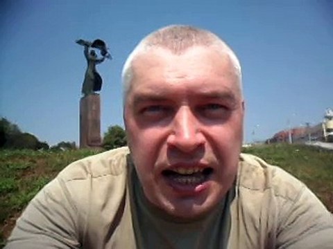 Мужчина говорит