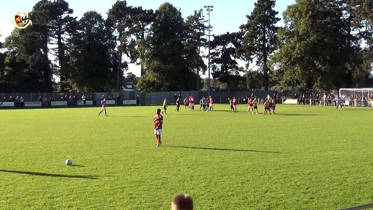 L'incroyable ciseau d'un gardien de but anglais pour égaliser dans les arrêts de jeu