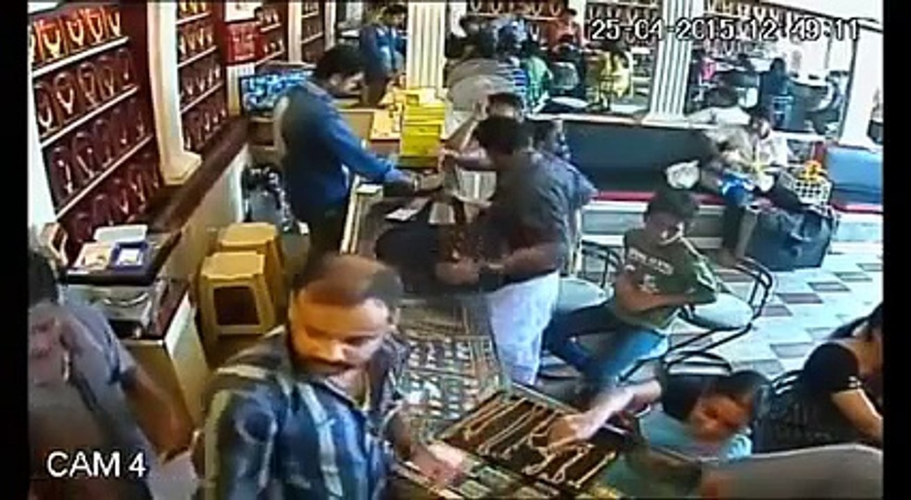 Man robs jewelry store in Thalassery Kerala