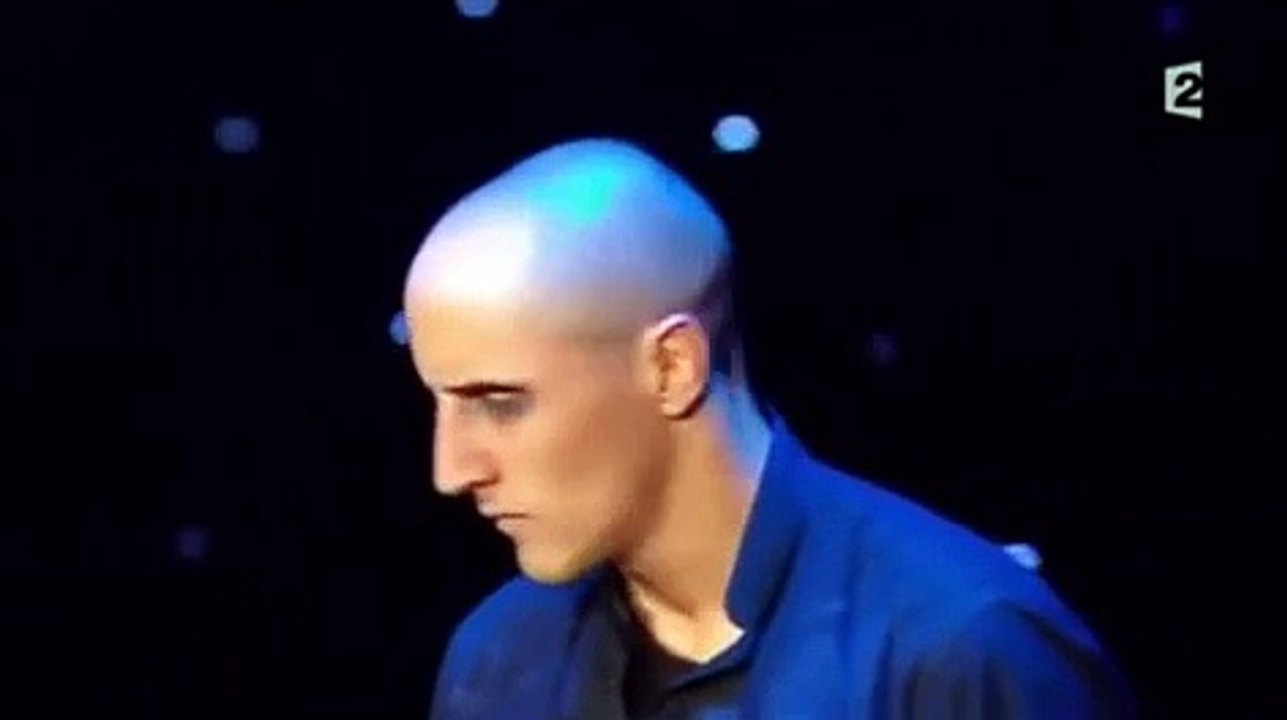 Magicien énorme : Hector Mancha le maître des cartes