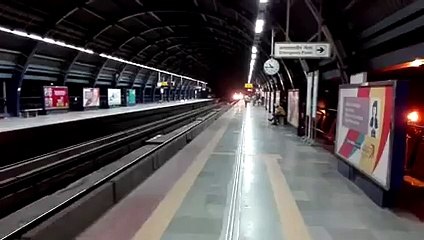Shehbaz Sharif Shocked While Watching Delhi Metro Train-watch