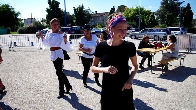 Danse pour tous dans la rue avec le service animation et 3 assos qui bougent