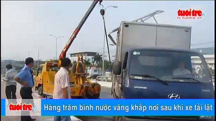 Hàng trăm bình nước văng khắp nơi sau khi xe tải lật