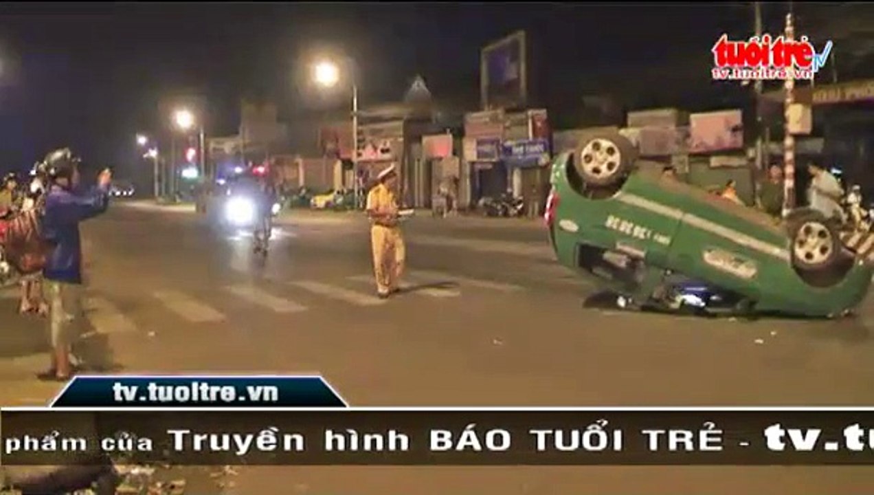 Taxi chổng vó trong đêm