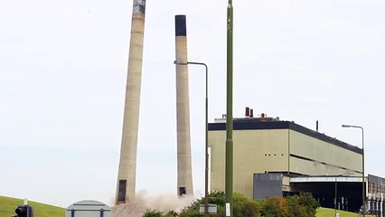 Deux cheminées se percutent pendant leur démolition