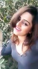 گانا سنیے اس لڑکی سے ۔۔ آواز اتنی اچھی نہیں ہے شاید