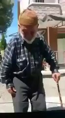 Yaşlı Dede Oyun Oynuyor