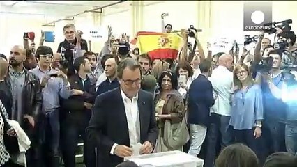 Partidários da independência catalã lideram sondagens à boca das urnas