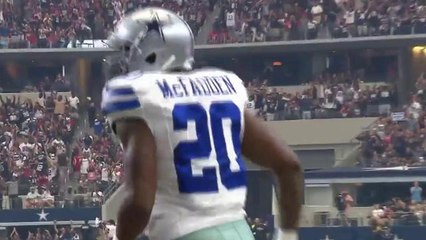 Cowboys Darren McFadden runs for a 2-yard touchdown