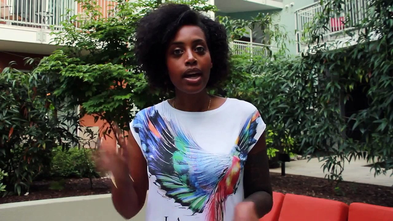 Britney Spears Shows Serious Cleavage At Teen Choice Awards 2015