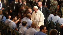 ‘Deus chora’, diz papa após se reunir com vítimas de padres