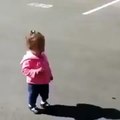 دیکھیے بچہ اپنے سائے سے کیسے ڈرتا ہے