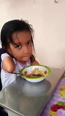 دونوں ہاتھوں سےمعذور باہمت لڑکی چمچ سے کھانا کھا رہی ہے ۔۔ ما شاء اللہ