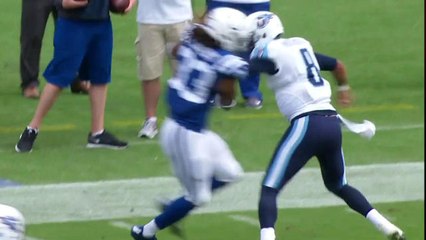 Marcus Mariota attempts a tackle and fails