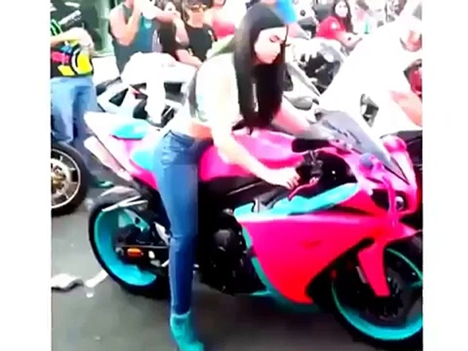 - wiglieysGirl Wheelie on Motorcycle Yamaha R1 - She can be a Good Rider