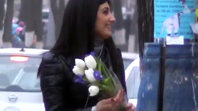 Восьмое марта вечер город Орёл 2015 год Остановка Красивая девушка на остановке 08.03.2015